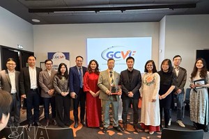 越南驻法国大使郑德海与越法全球互联协会成员合影。图：越通社