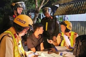 警察力量对司机进行毒品检测。图：胡志明市公安厅