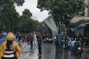 黄文树街上倒塌的铁皮屋顶。
