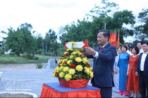 越南驻老挝大使阮明心献花缅怀胡志明主席。图：越通社