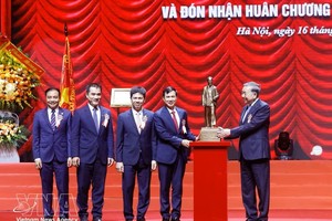 党中央总书记、国家主席苏林向河内国家大学赠送胡志明主席塑像。图：越通社