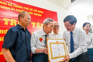 武文明同志向黎俊海同志颁发80年党龄纪念章。