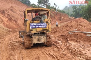 职能力量已调配机械清理28号国道嘉北山岭路面上的塌方泥土。