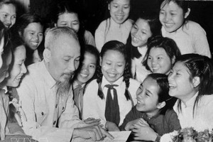 1956年5月，河内市征王初中学校学生为胡志明主席祝寿。图：越通社