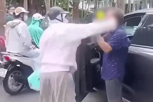 民众拍下的摩托车女驾驶者扇汽车司机耳光画面。图：蓝黄