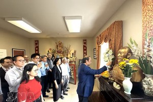 越南驻美国大使馆在华盛顿“越南之家”隆重举行上香仪式，深切缅怀胡志明主席的丰功伟绩。图：越通社