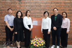 越南驻香港总领事黎德幸同越南驻香港各机构代表在大馆敬献鲜花缅怀胡志明主席。图：越通社