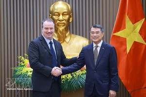 越南政府总理黎明兴与美国副贸易代表斯威策。