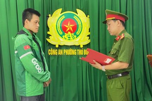 守德坊公安正对嫌疑人阮正秀进行审讯。图：公安机关