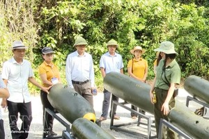 游客参观“传奇长山小道-指挥洞” 生态旅游区各种炸弹外壳展区。图：越通社
