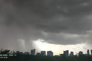 5月25日下午，胡志明市下大雨。图：国英