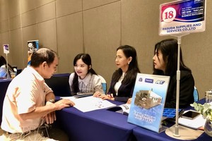 泰国企业代表了解越南的投资环境。图自越通社