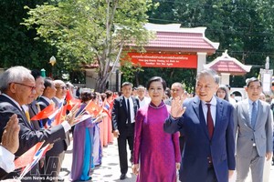 越南共产党中央总书记、国家主席苏林及夫人造访乌隆府胡志明主席遗迹区。图：越通社