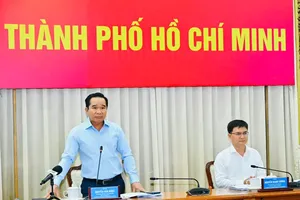 党中央委员、胡志明市市委副书记、市人委会主席阮文得，党中央候补委员、市委常务处委员、市人委会副主席阮孟强主持会议。