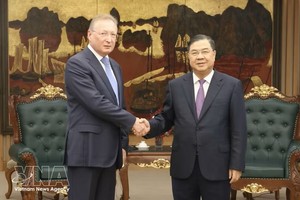 越南共产党中央政治局委员、政府常务副总理范嘉足会见了俄罗斯海外石油公司总经理谢尔盖·库德里亚绍夫。图：越通社