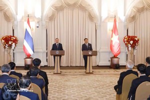 越南共产党中央总书记、国家主席苏林与泰国总理阿努廷·参威拉军共同会见记者，通报会谈成果。图：越通社