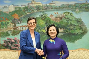 越南政府副总理范氏清茶与世界卫生组织驻越南首席代表安吉拉·普拉特。图：政府报