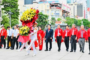 代表团在胡志明主席雕像公园向胡志明主席敬献鲜花。图：越勇
