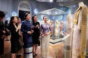 吴芳璃夫人身着泰国传统服饰 参观曼谷博物馆