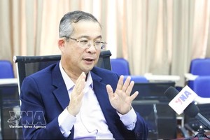 柬埔寨金边皇家大学国际与公共政策研究所所长尼克·昌达利斯接受越通社驻东南亚记者的采访。图：越通社