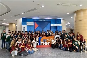 新加坡大学生与VinUni大学学生交流。图：越通社