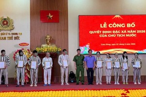 向守德监狱获特赦人员颁发特赦证书。图：T.H.