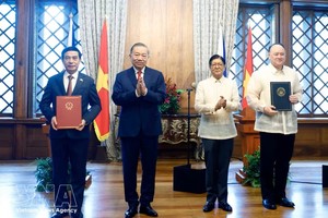 越南共产党中央总书记、国家主席苏林与菲律宾总统费迪南德·罗慕尔德兹·马科斯在菲律宾首都马尼拉共同见证了两国各部委间合作文件交换仪式。图：越通社