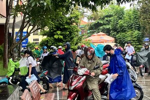 由于天降大雨，家长获准将摩托车直接骑进华闾初中的校园内。