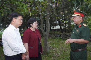 文氏白雪同志和阮孟强同志听取胡志明市司令部的报告。