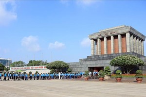 越南工会代表团瞻仰胡志明主席陵并敬献花圈