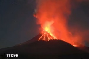 印度尼西亚：火山喷发致机场临时关闭。图：新华社/越通社