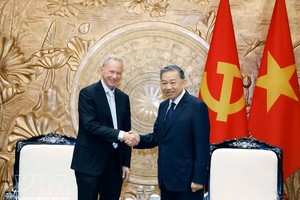 越南共产党中央总书记、国家主席苏林会见谷歌前董事长施密特。图：越通社