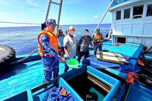 在西南海域查扣一涉嫌非法运输超15万升柴油的船只
