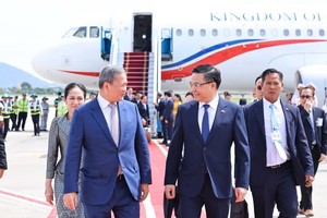 越南工商部长黎孟雄在河内内牌国际机场迎接柬埔寨首相洪玛奈。图：越通社