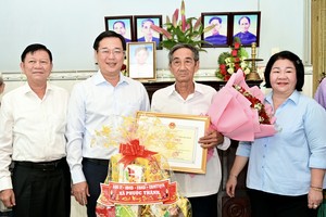 黎国峰同志前来看望阮文新老人并向其祝寿。图：文明