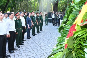 出席献花及上香仪式的与会代表。图：越勇