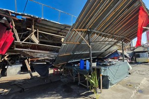6月8日地震发生后在菲律宾桑托斯将军城拍摄的损毁的商铺。