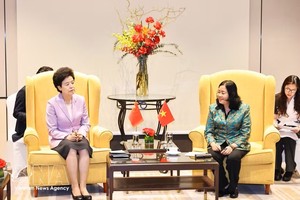 越南祖国阵线中央委员会主席阮氏明怀与中国全国政协副主席咸辉。图：越通社