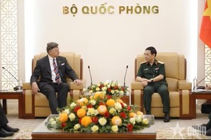 潘文江大将会见美国副国务卿克里斯托弗·兰道。图：人民军报