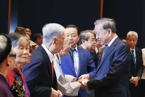 2025年7月24日，苏林总书记在河内出席模范有功者及历史见证人会晤活动。