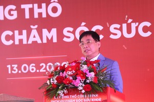 胡志明市医药大学医院院长阮黄北副教授、博士、医生在仪式上致辞。