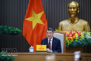 越南政府总理黎明兴在河内与中国国务院总理李强通电话。图：越通社