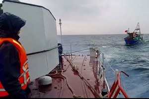 海军第一区及时营救海上突发险情的渔船。