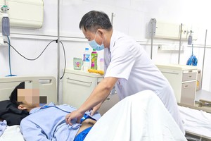一名疟疾患者正在中央热带病医院接受治疗。