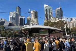 悉尼图姆巴隆公园的大屏幕正在播放澳大利亚队在2026年世界杯上的首场比赛。图：越通社