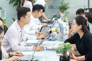 6月16日，考生在胡志明市科技大学（HUTECH）了解预审档案递交信息。
