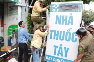 职能力量依法处理违规设置的商铺招牌。