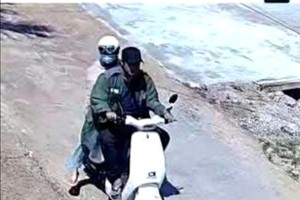 监控视频画面显示，6月20日中午，犯罪嫌疑人潘伯玉与受害人同行。图：监控截图 梅强