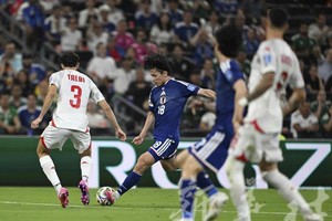 日本队球员上田绮世（后右）在比赛中射门得分。