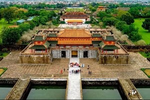 从高处俯瞰，顺化大内皇宫在遗产城市中金碧辉煌、光彩夺目。图：人民报